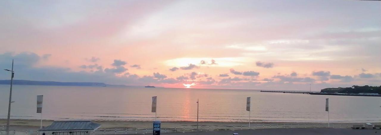 Sunrise View - Beachfront Apartment, ويموث المظهر الخارجي الصورة