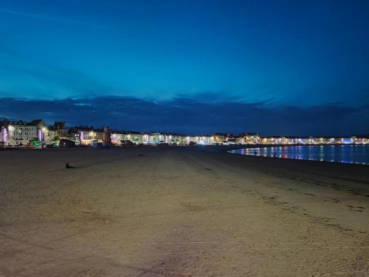 Sunrise View - Beachfront Apartment, ويموث المظهر الخارجي الصورة